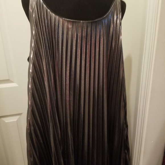 Pleated trapeze styled dress - Picture 3 of 4